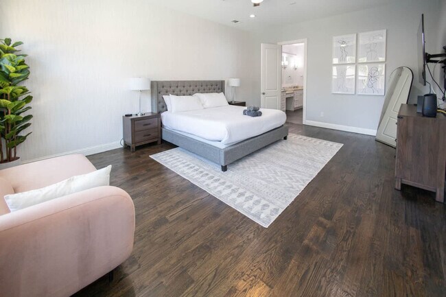 Building Photo - 987 Little Den Dr