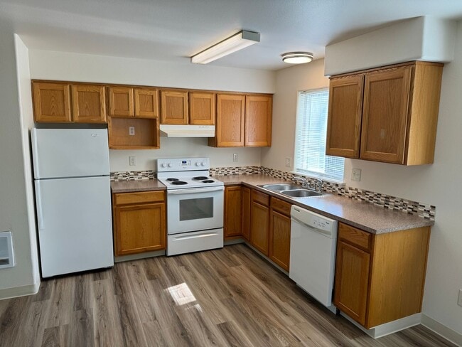 Building Photo - 2 Bedroom Tri-plex in River Rd Neighborhood