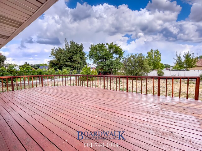 Building Photo - Great 5 Bed Now Available in Riverton