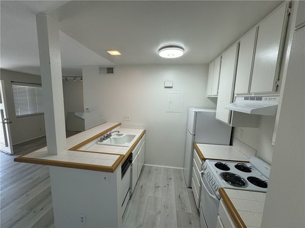 Building Photo - 26172 Sanz, B213