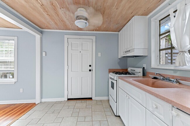 Building Photo - 424 51st St