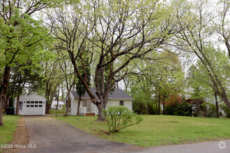 Building Photo - 2 Charming Ln