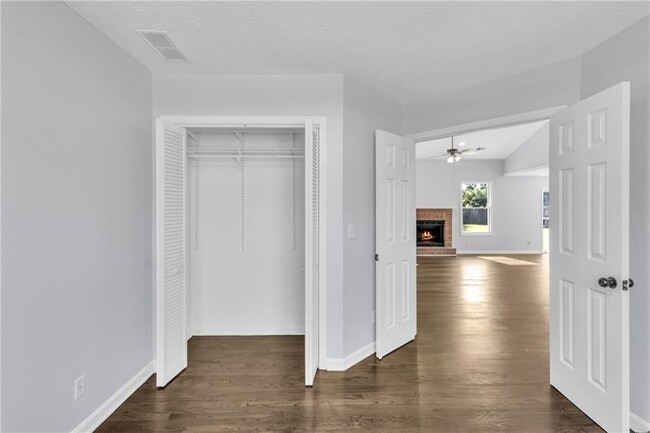 Building Photo - 250 Meadow View Dr