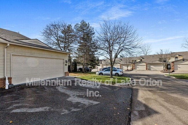 Building Photo - 5611 Drake Hollow Dr