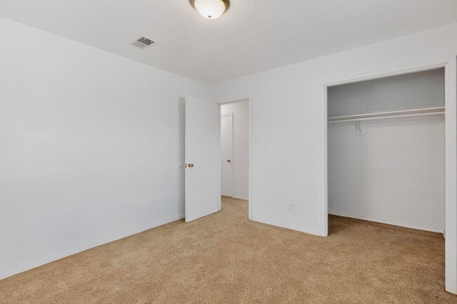 Building Photo - 3 Bedroom 2 Bath with 2 car garage