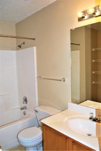 Building Photo - 2200 Lookout Ln