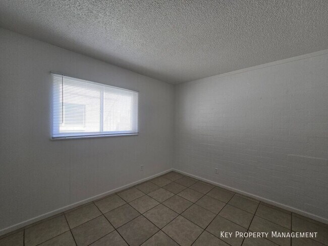 Building Photo - 1904 Rexford Dr