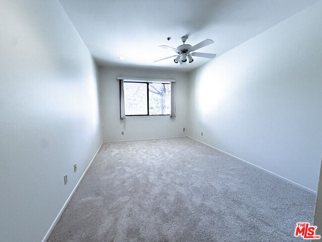 Building Photo - 501 Palisades Dr