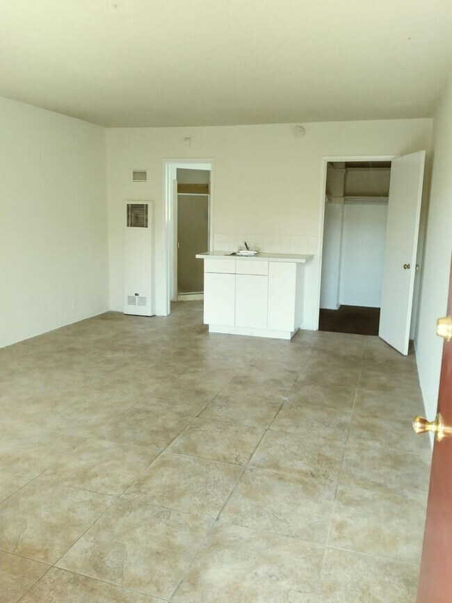 Building Photo - Studio Apartment available in Panorama City