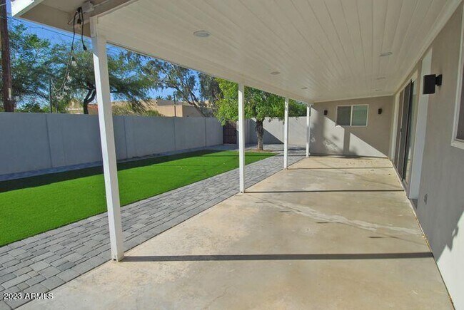 Building Photo - 8541 E Catalina Dr