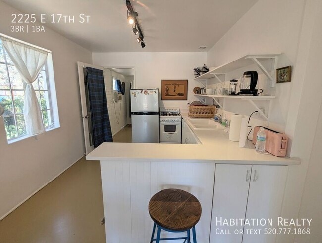 Building Photo - 2225 E 17th St