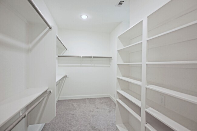 Building Photo - 1438 Oaklawn Dr