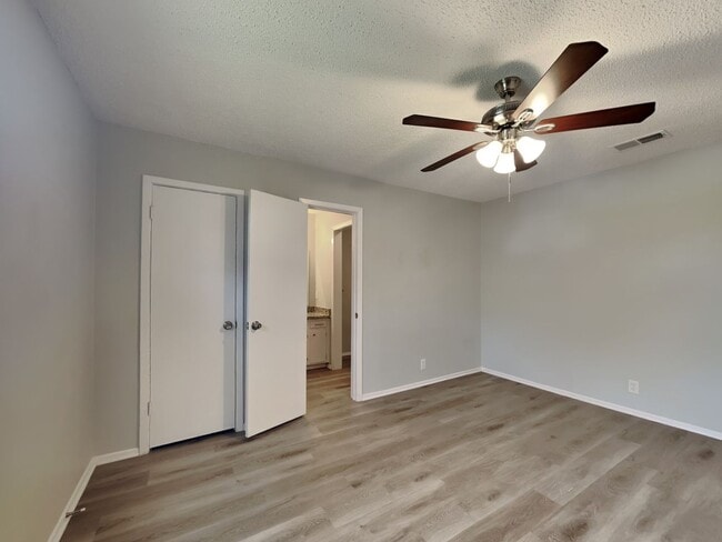 Building Photo - Charming 3-Bed, 2-Bath Home in Burleson with Garage Parking