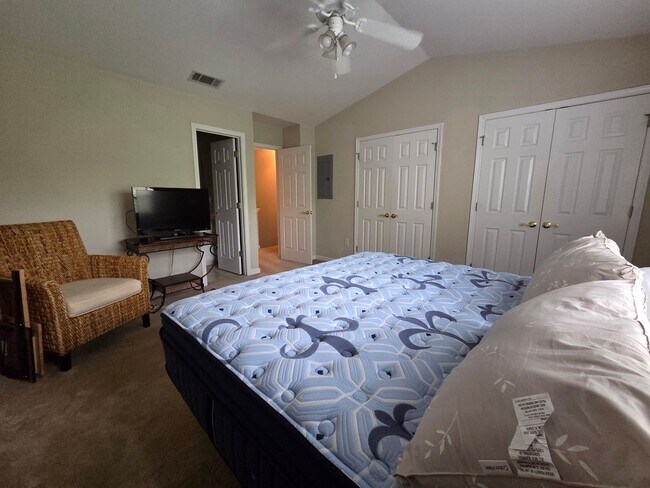 Building Photo - 2 Bed 2.5 Bath Condo