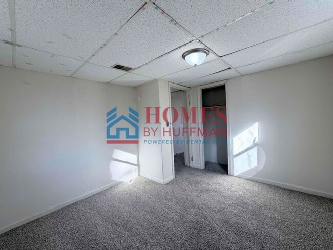 Building Photo - Two Bedroom House | Updated Flooring/Kitchen