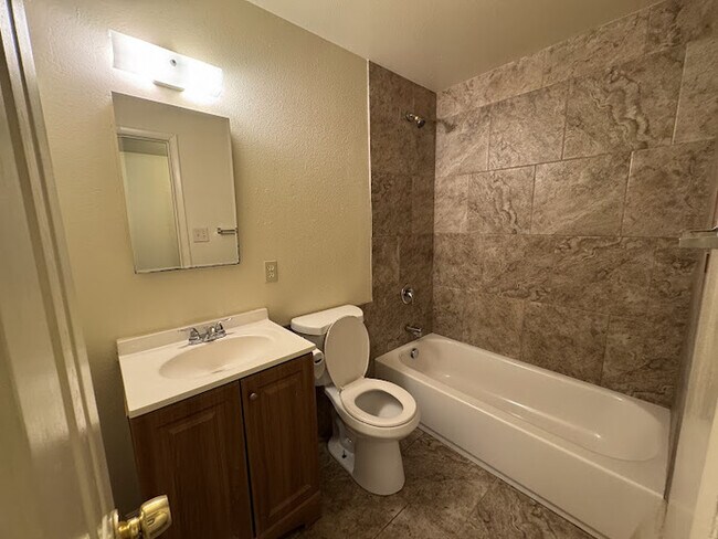 Building Photo - Holiday Gardens Townhome