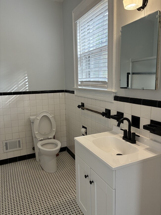 Building Photo - 3348 N Pitt St