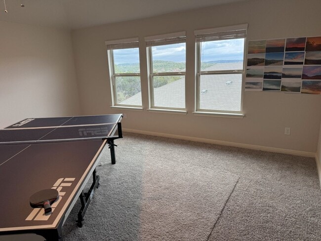Building Photo - Nestled in the highly sought-after Scenic ...