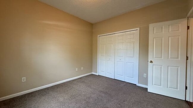 Building Photo - 3 bedroom - 2 bathroom - Stonelake Townhom...