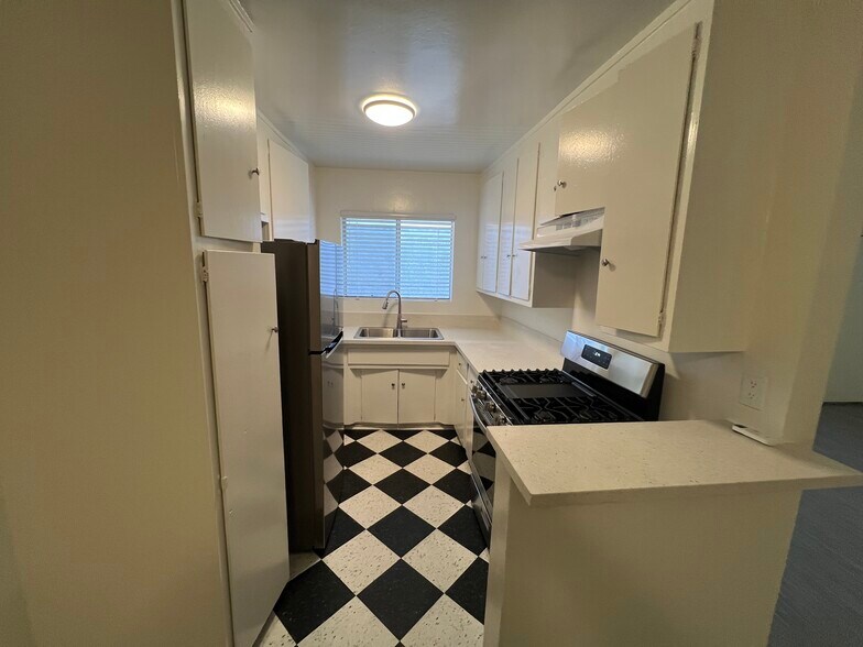 Building Photo - 5942 Malabar St