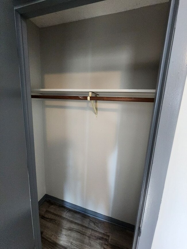 Building Photo - Spacious 2-Bedroom, 1-Bathroom Home AVAILABLE NOW!!