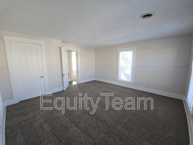 Building Photo - 128 N River St