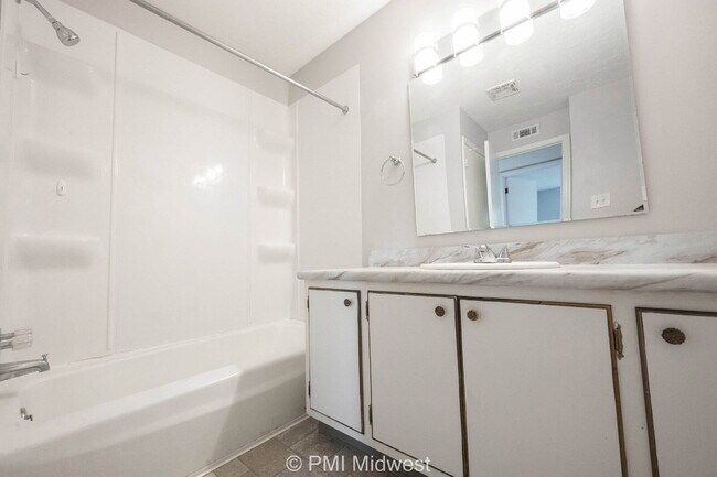 Building Photo - "Charming & Spacious 2-Bedroom Haven in Sh...