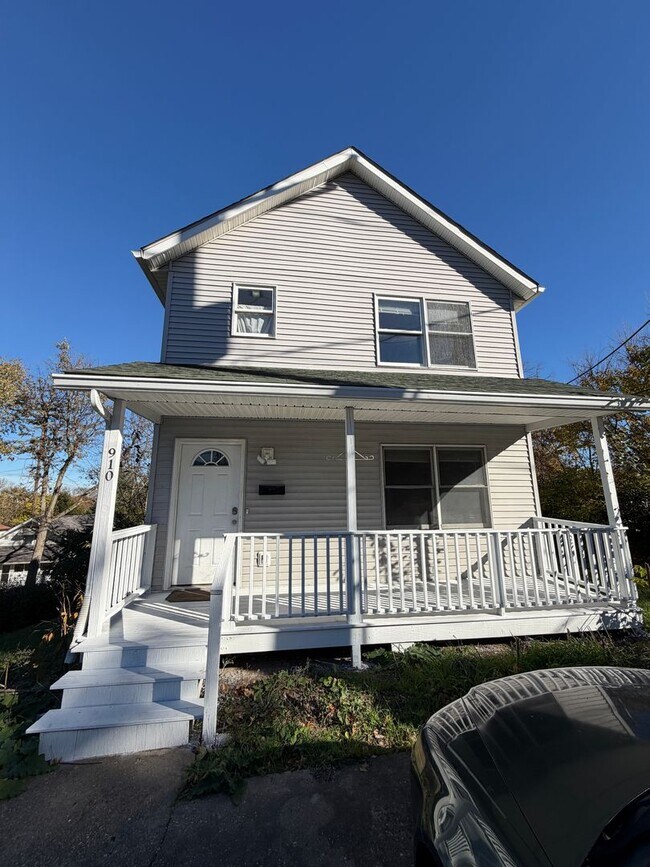 Building Photo - 3 Bed/3.5 Bath House with huge basement!