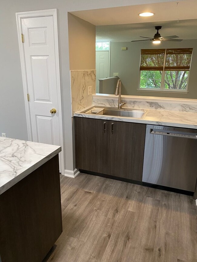 Building Photo - ***Move in special - ½ off first month’s r...