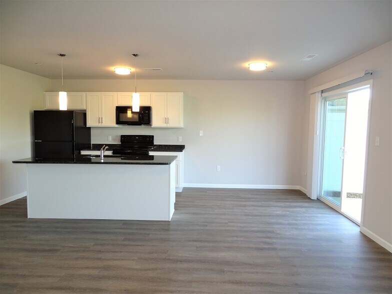 Building Photo - 6 Cobblestone Ct