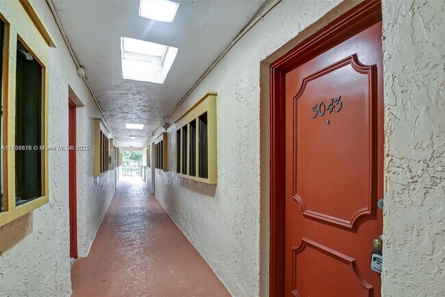 Building Photo - 3043 Riverside Dr