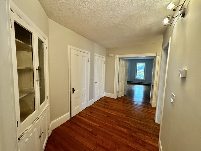 Entrance hall with pantry and closet - 21 Royall St