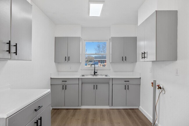 Building Photo - Fairlawn 3 bedroom, 1 bath ready for move-in