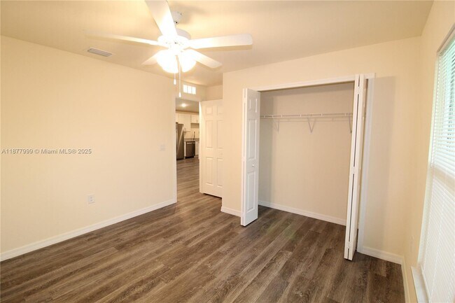 Building Photo - 555 Oakshire Ln