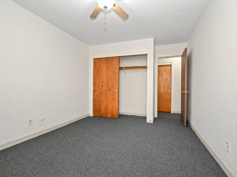 Building Photo - 515 5th St SE