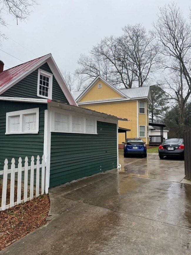 Building Photo - Cute Downtown 2 Bedroom Cottage!