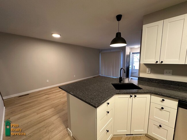 Building Photo - 2 Bedroom Townhome in Woodbury