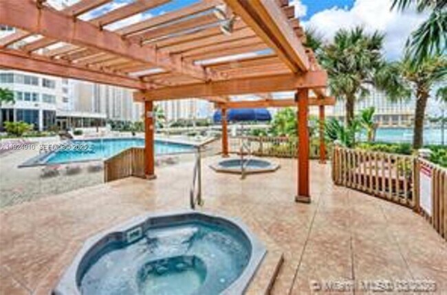 Building Photo - 905 Brickell Bay Dr