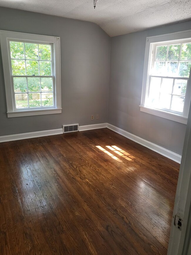 Building Photo - Charming 4-Bedroom Home with Sunroom, Fenc...