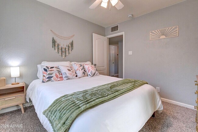 Building Photo - 1027 W 19th St