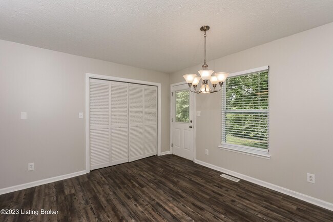Building Photo - 523 River Oaks Dr