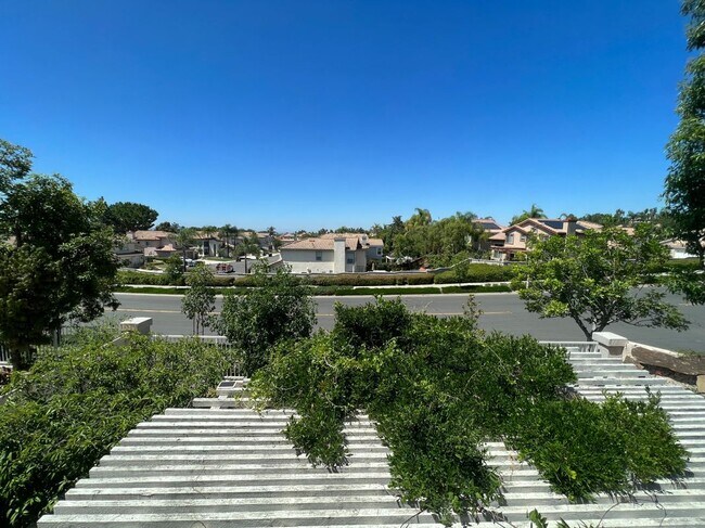 Building Photo - 37 Via Gatillo