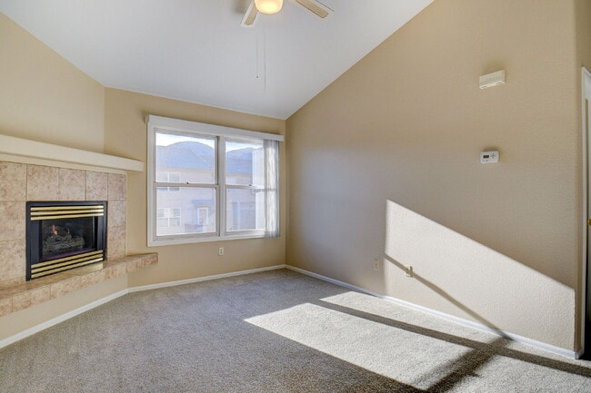 Building Photo - Updated 2-Bed Townhome in Ptarmigan Valley...