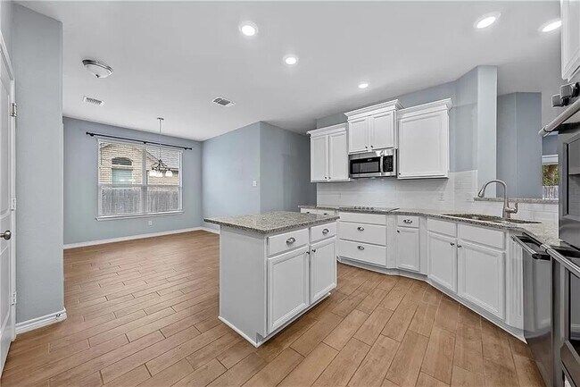 Building Photo - 605 Lister Dr