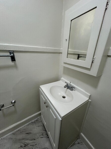 Building Photo - 808 N Poinsettia Pl
