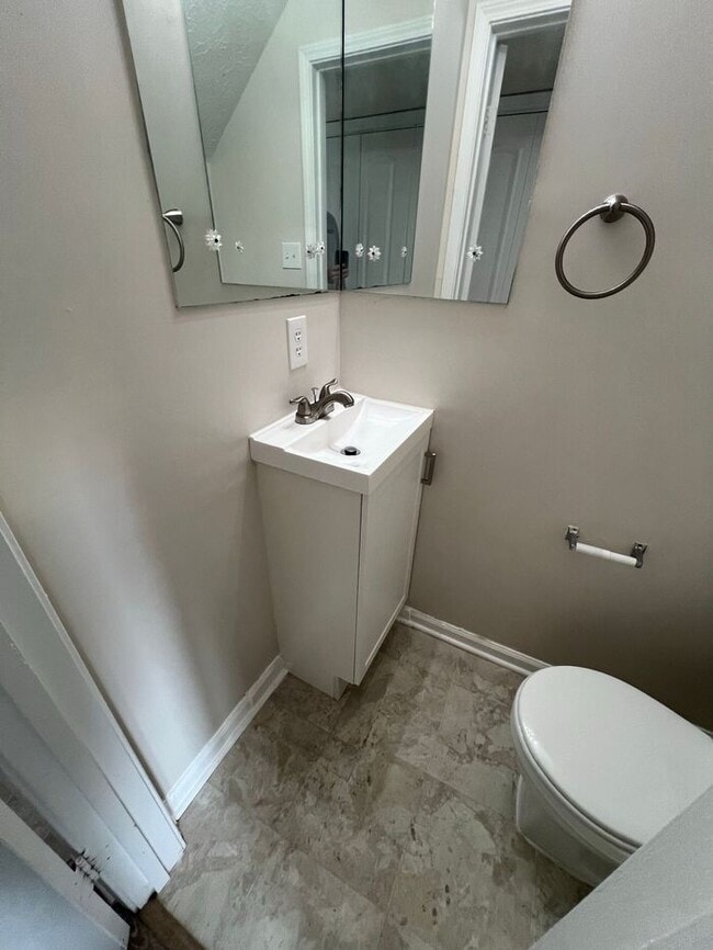 Building Photo - Available now!!! 2 Story townhome across from Briscoe Park!!