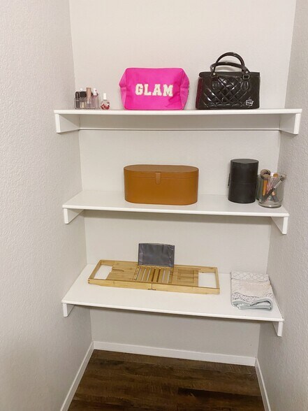Shelving in master bath - 1292 S Kingfisher Ln