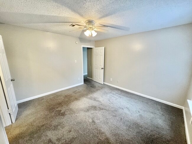 Building Photo - 5825 Plum Valley Dr