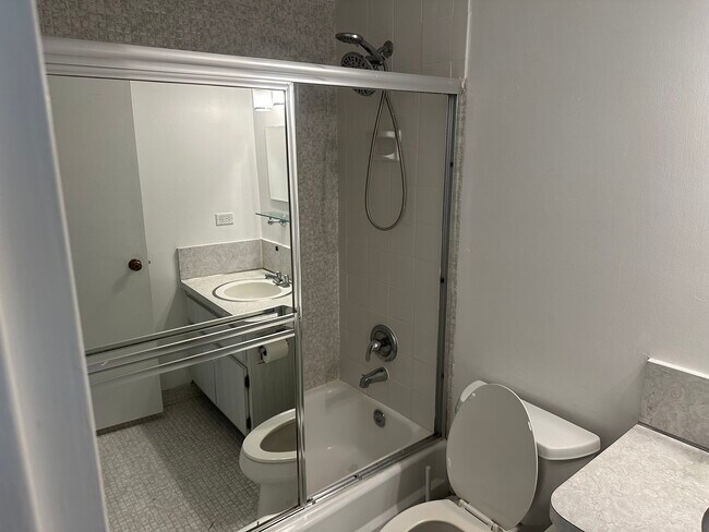 Building Photo - 999 Brickell Bay Dr