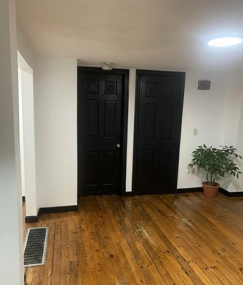 Building Photo - 5 Leonard Ave